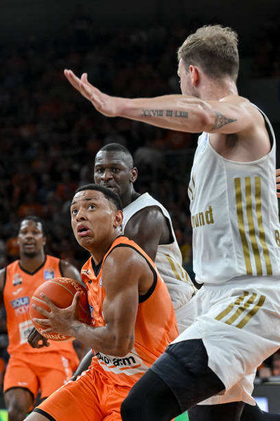 背后凝聚着 背后凝聚着